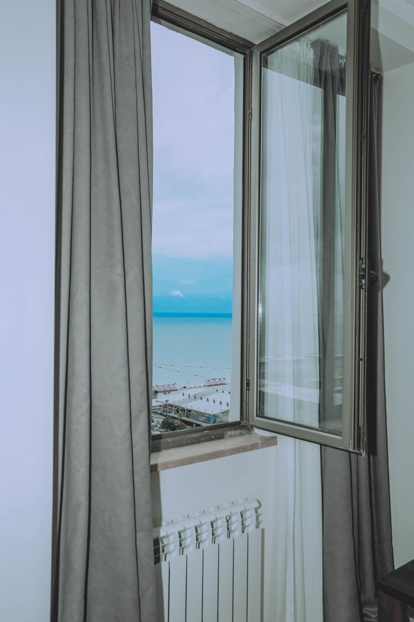 Royal Medis Hotel Batoumi Extérieur photo