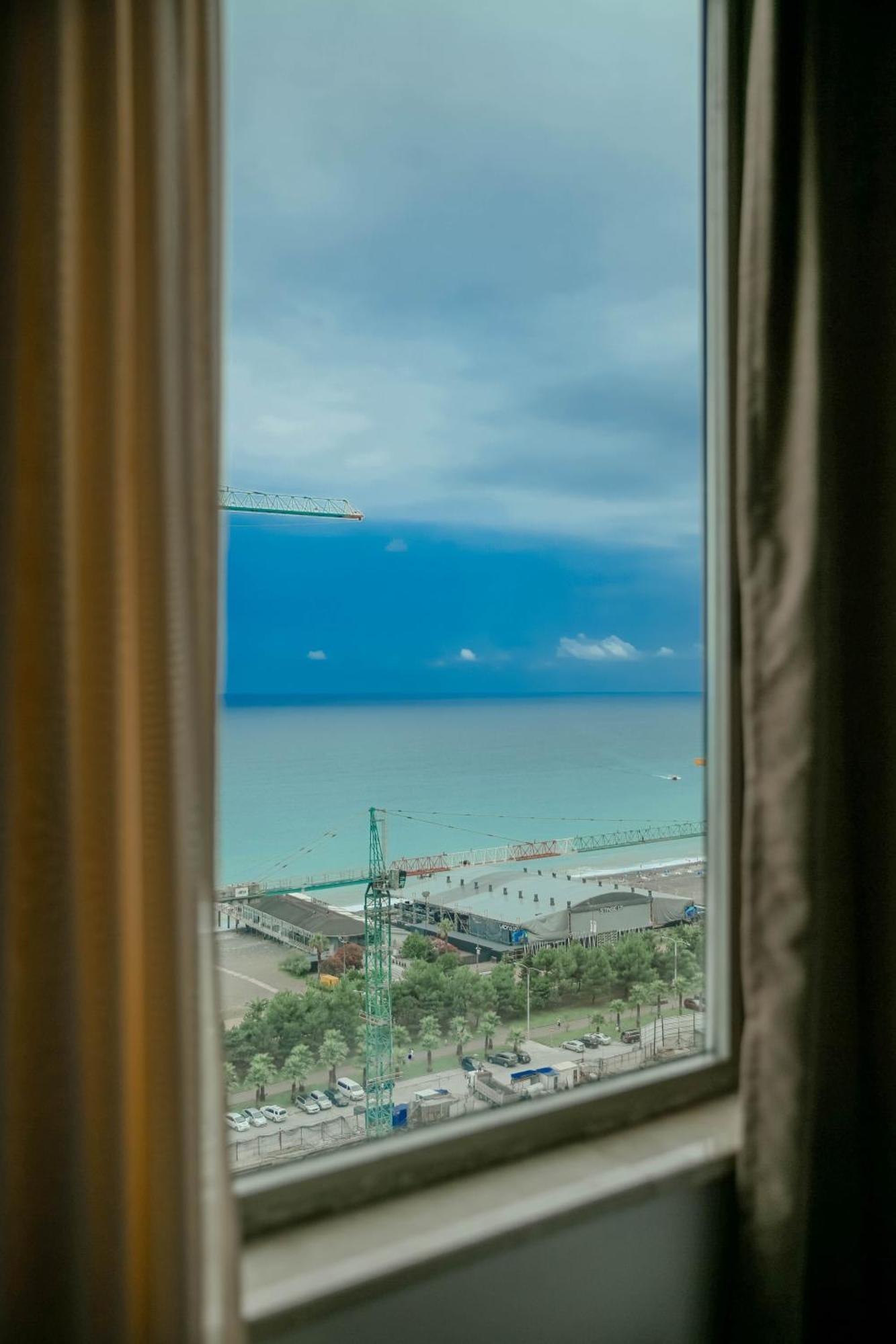 Royal Medis Hotel Batoumi Extérieur photo